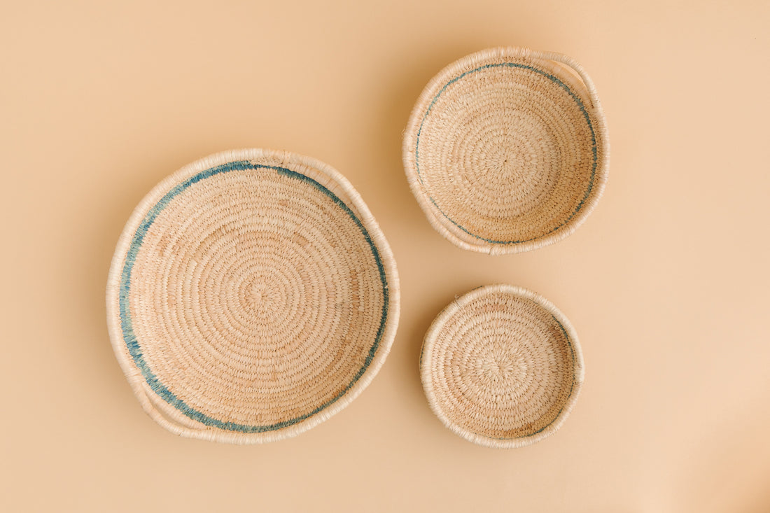 Close-up of natural raffia strands and a coiled basket in progress — guide to choosing the right raffia for basket weaving by Raffia & Twine